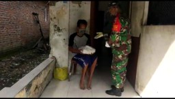 Babinsa 03 buduran bagikan sembako sesuai instruksi dari Pangdam V/Brw