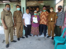 Babinsa Tarik Dampingi Baznas Sidoarjo Serahkan Bantuan pada Korban Be