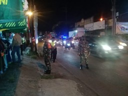 Babinsa Koramil Prambon lakukan penyemprotan desinfektan di malam hari