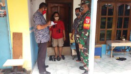 Babinsa 12 Prambon data warga penerima BLT-DD di Desa Watutulis