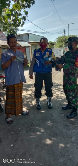 Babinsa dan Babinkamtibmas bersinergi bagi masker di Desa Sidorejo Kri