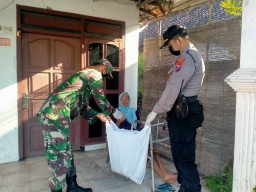 Sertu Bejo Harianto Bagikan Nasi Bungkus Kepada Warga