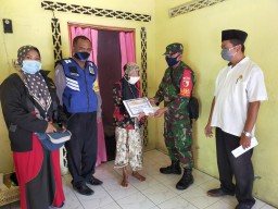 Babinsa Koramil 0816/12 Prambon dampingi Pemdes menyalurkan BLT