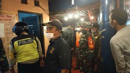 Koramil 0816/18 Sedati Bersama Forkopimka Bubarkan Kerumunan Massa