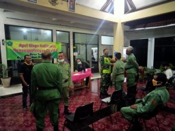 Babinsa Koramil Prambon Berikan Pelatihan Kepada Linmas Desa Temu