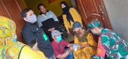 Babinsa Prambon dampingi warga Desa Binaannya Penyaluran BLT