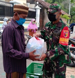 Babinsa Koramil 0816/12 Prambon bagikan paket sembako ke warga