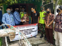 Babinsa dan Babinkamtibmas dampingi warga Binaannya Penyaluran BLT