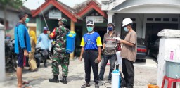 Babinsa Koramil Prambon dan relawan gelar penyemprotan disinfektan