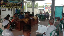 Babinsa Koramil 12 Prambon mendampingi penyaluran BLT Dana Desa