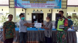 Babinsa Serma Hariono dampingi Kades Jatikalang dan warga Binaannya