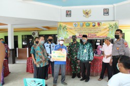 Forkopimka Dampingi Pembagian BLT Dana Desa Di Desa Ploso Kandangan