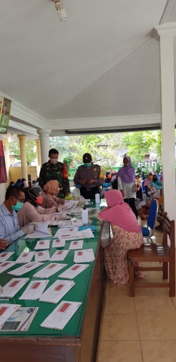 Babinsa Koramil 0816/08 Jabon Dampingi Pembagian BPNT