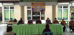 Babinsa Koramil Tarik Dan Babinkamtibmas Dampingi Penyerahan BLT