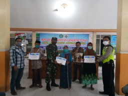 Babinsa Koramil 0816/12 Prambon dampingi penyaluran BLT DD pada warga