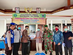 Babinsa Serda Soeparno dampingi penyaluran Bantuan BLT