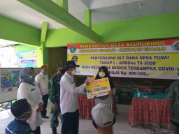 Pelda Sutikno Babinsa 0816/01 Sidoarjo hadiri pemberian BLT dana desa