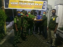 Babinsa 0816/01 Serka Suparno beri motivasi para relawan di cek point