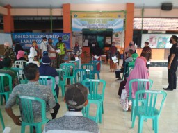 Peltu Mujianto mendampingi penyaluran BLT DD Desa Barengkrajan Krian