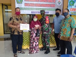 Babinsa Dampingi Penyaluran BLT-DD Pada Warga Terdampak Covid-19