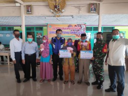 Dampingi Pemdes,Babinsa Koramil 12 Prambon salurkan BLTDD ke warga