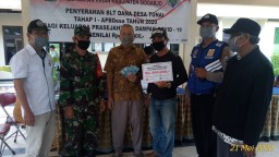 Babinsa Krian dampingi Pemdes Ponokawan salurkan BLT DD tahap pertama