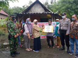 Peduli Warga,Babinsa Tarik dampingi Pemdes Sebani serahkan BLT Tahap 1