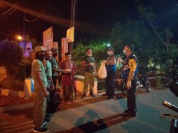 Keharmonisan Forkopimka Kecamatan Jabon Bagikan Nasi Bungkus Ke warga