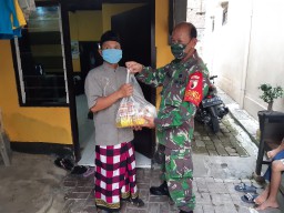 Babinsa Kodim 0816/ 01 Sidoarjo Pelda Sutikno berikan paket sembako
