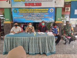 Babinsa 0816/01 pendampingan pembagian BLT DD di desa Cemengbalan