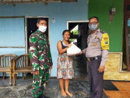 Babinsa dan Babinkamtibmas Prambon sisihkan gaji untuk beli sembako