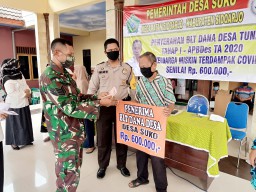 Serma Muhlis Babinsa 0816/01 desa Suko bagikan BLT dana desa