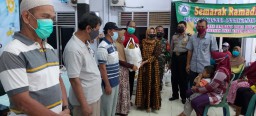 Sinergitas Babinsa 01 Kelurahan Pucang Anom Sidoarjo bagikan sembako
