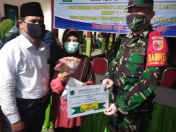 Babinsa dan Babinkamtibmas dampingi lamsung penyaluran BLT DD tunai