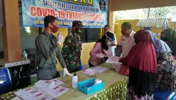 Babinsa Dampingi Penyaluran Kartu Keluarga Sejahtera (KKS) Pada Warga
