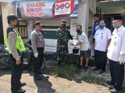 Danramil 0816/07Krembung bagikan Sembako kepada warga