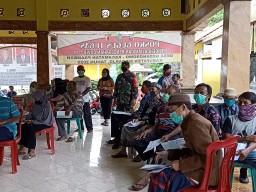 Bantu warga terdampak Covid-19, Babinsa Prambon kawal pembagian BST
