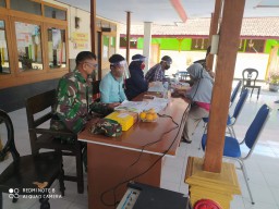 Anggota Ramil0816/07 Krembung Dampingi Penyaluran BANSOS JPS