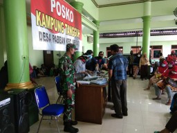 Babinsa koramil Sedati dampingi penyaluran dana Jaring pengaman Sosial