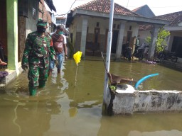 Babinsa Koramil 06/ Tanggulangin Monitoring Warga Yang Terkena Banjir