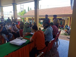 Seluruh Babinsa Koramil 0816/05 Tulangan Dampingi Pembagian Bansos JPS
