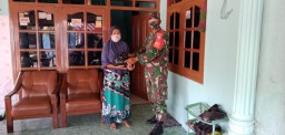 Babinsa Ramil 0816/03 Buduran bagikan Beras ke Warga Binaannya
