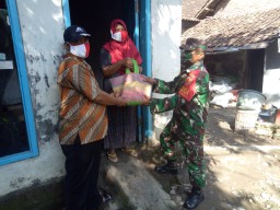 Babinsa Koramil 0816/13 Wonoayu bagikan Beras ke Warga Binaannya