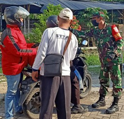 Babinsa Koramil 0816/12 Prambon dampingi Relawan di Pos Check Point