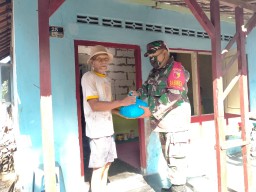 Babinsa Ramil'0816/07 Krembung Bagikan Beras ke Warga Binaan