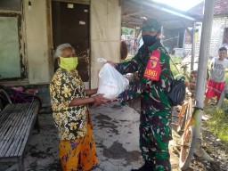 Babinsa Koramil 18 Sedati Bagikan Beras Kepada Warga Binaan