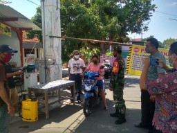 Babinsa Koramil 0816/11 Tarik, Intensifkan Memantau Cek Point Di Desa