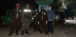 Dampingi Relawan, Babinsa Prambon pantau posko covid-19
