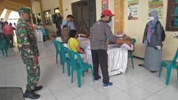 Babinsa 0816/03 Buduran Dampingi warganya Rapid Tes di GOR Delta Surya