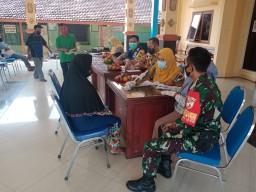 Babinsa Koramil 0816/12 Prambon dampini penyaluran BLT-DD tahap ke dua